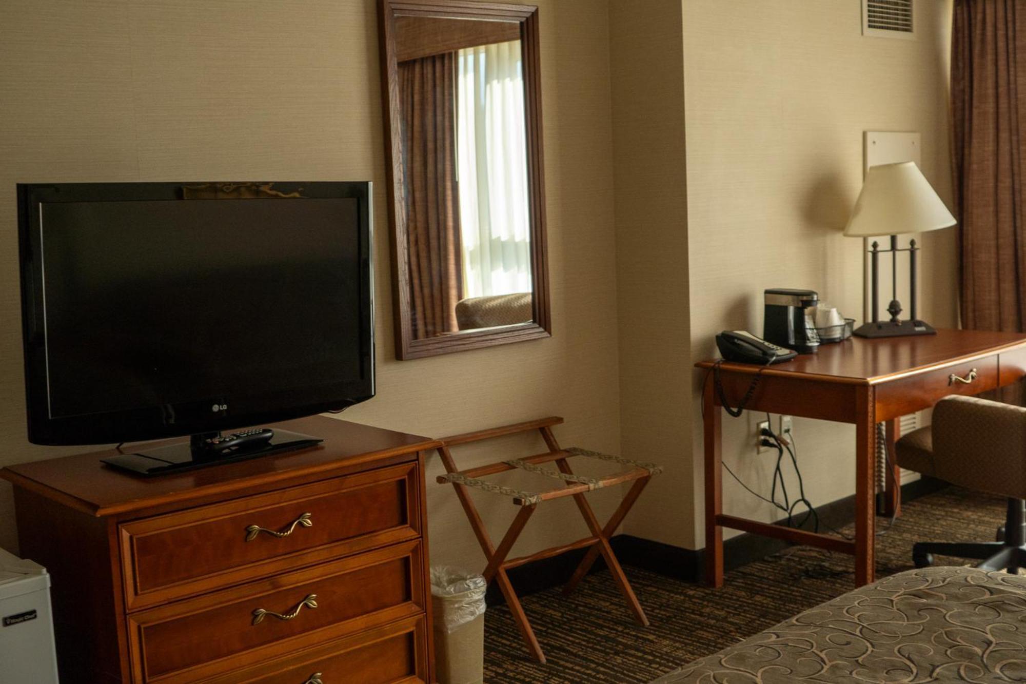 Hotel Topeka At City Center Экстерьер фото