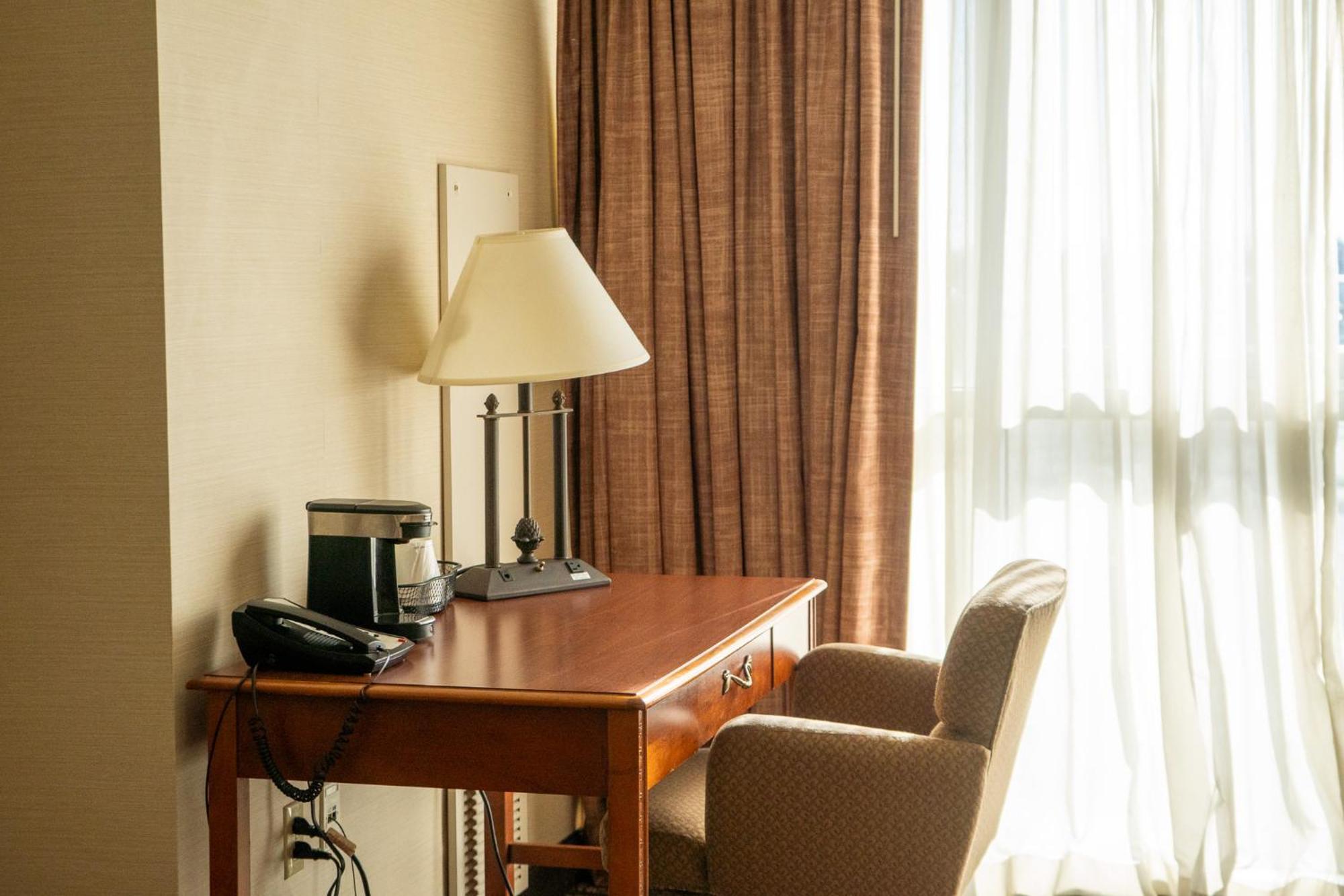 Hotel Topeka At City Center Экстерьер фото
