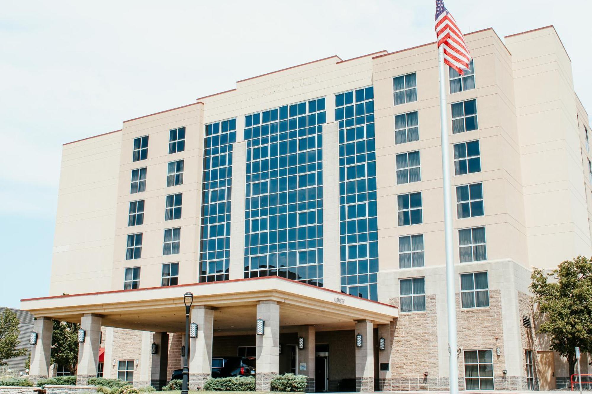 Hotel Topeka At City Center Экстерьер фото